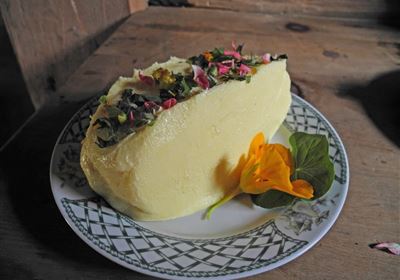 Creative summer workshop - producing butter as at grandmother's time