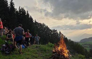 Sonnwendfeuer auf den Berggipfeln