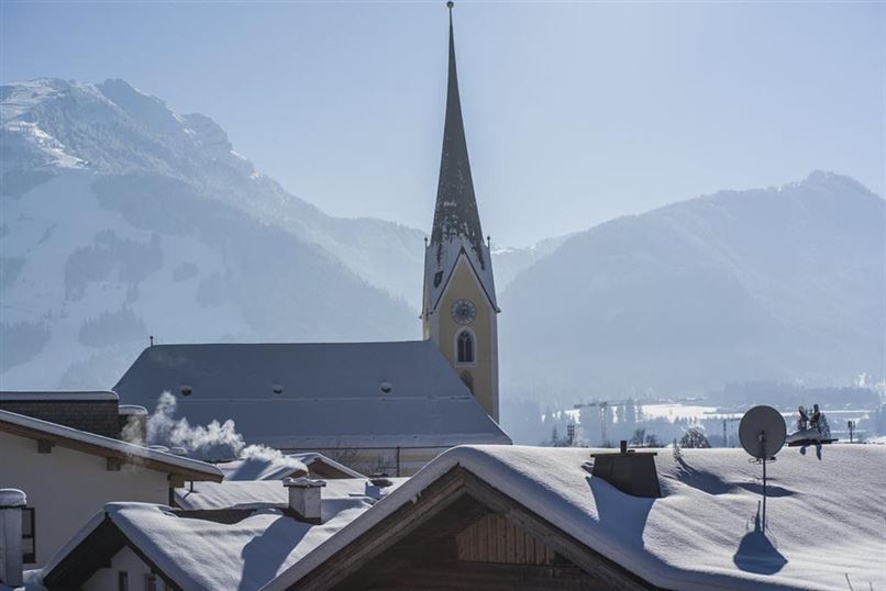 Kirche in Kössen vor dem Unterberghorn