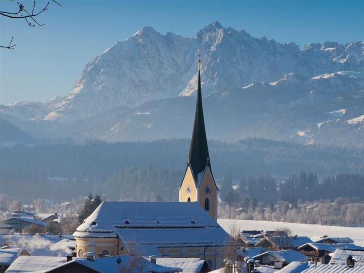 Kirche Kössen mit Wildem Kaiser