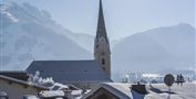 Kirche in Kössen vor dem Unterberghorn