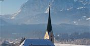 Kirche Kössen mit Wildem Kaiser