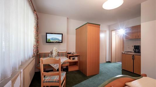 ap/combined living-bed-room/shower, WC