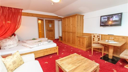 Double room, shower and bath tub, facing the pool