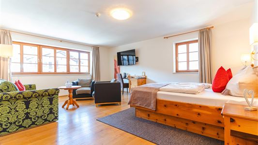 Family room, separate toilet and shower/bathtub, facing the road