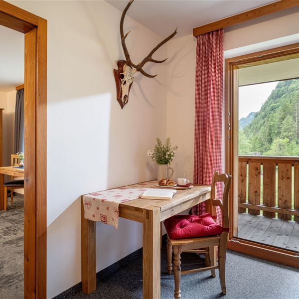 Unser Lesetisch im Ferienhaus, Bücher finden Sie in einem Wandregal dahinter.