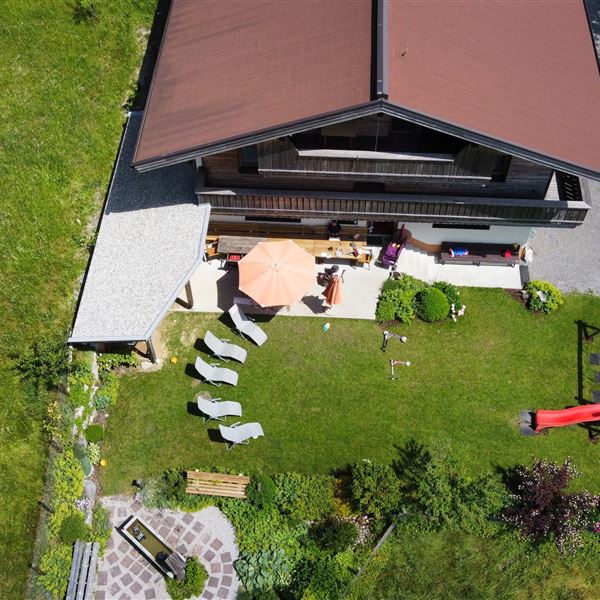 Vogelperspektive auf Haus und Garten