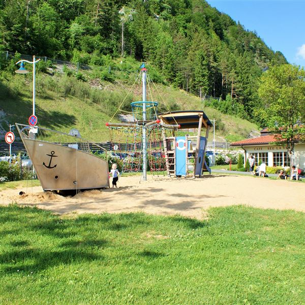 Öffentlicher Spielplatz mit Restaurant am Walchsee
