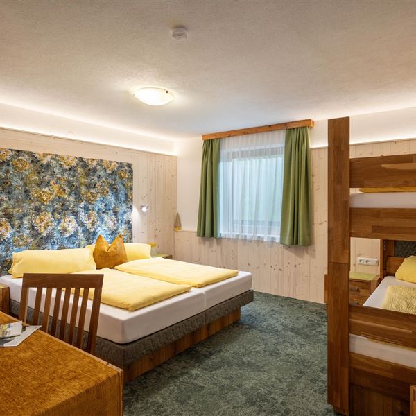 HIer sehen Sie das 5. Schlafzimmer im Obergeschoß mit Doppelbett 200x210, einem Vollholz Stockbett. Das Zimmer hat Waldblick, Fliegengitter und Verdunkelungsvorhänge.