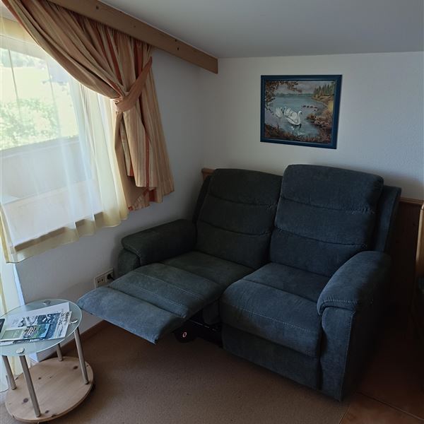 Eine gemütliche TV-couch steht für sie zur Verfügung (autom. ausklappbar)..