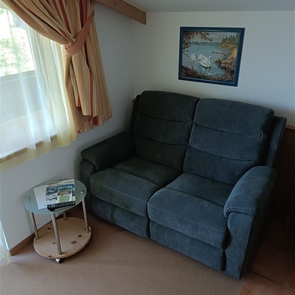 Eine gemütliche TV-couch steht für sie zur Verfügung (autom. ausklappbar)..