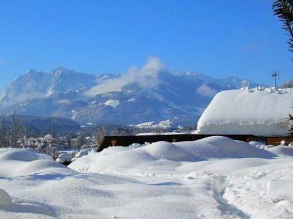 Der Blick zum Wilden Kaiser beim Frühstück