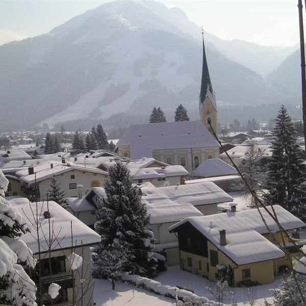 Dorf mit Hausberg