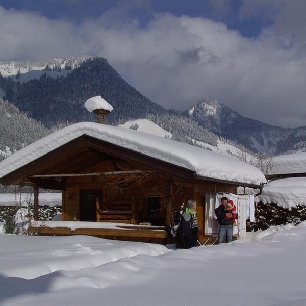 Haus Alpina verschneiter Garten