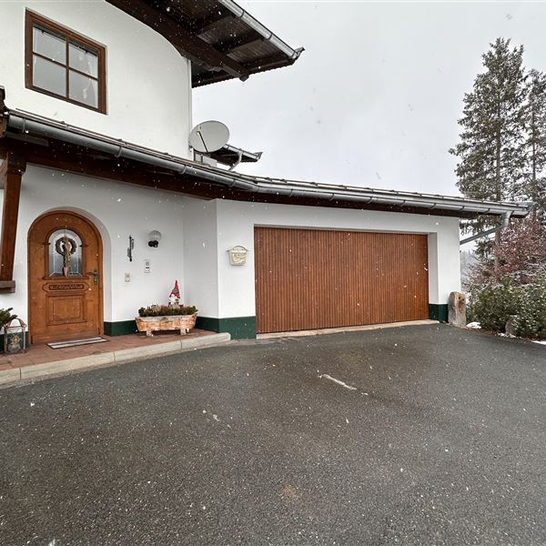 Garage für die Gäste neben dem Eingangsbereich.