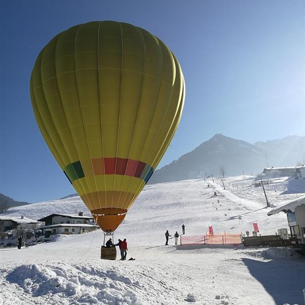 Schigebiet mit Ballon