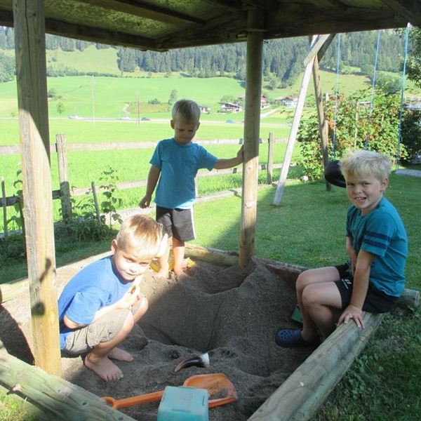 Spielende Kinder in  der Sandkiste 