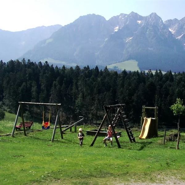 Spielplatz vor dem Haus