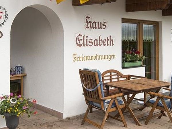 Terrasse vor dem Haus Elisabeth in Kössen