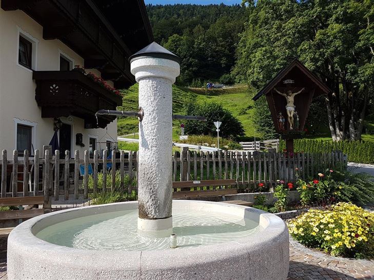 Idylle am Dorfbrunnen in Rettenschöss